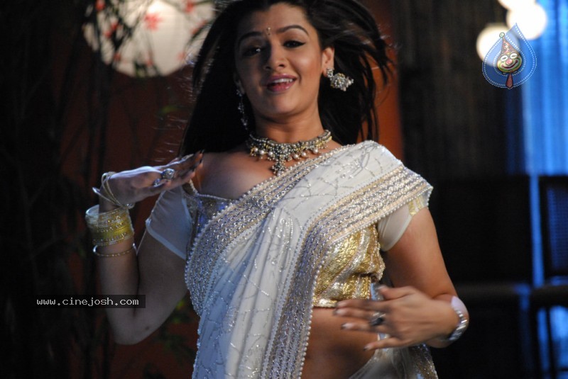 Aarthi Agarwal New Gallery - 62 / 97 photos