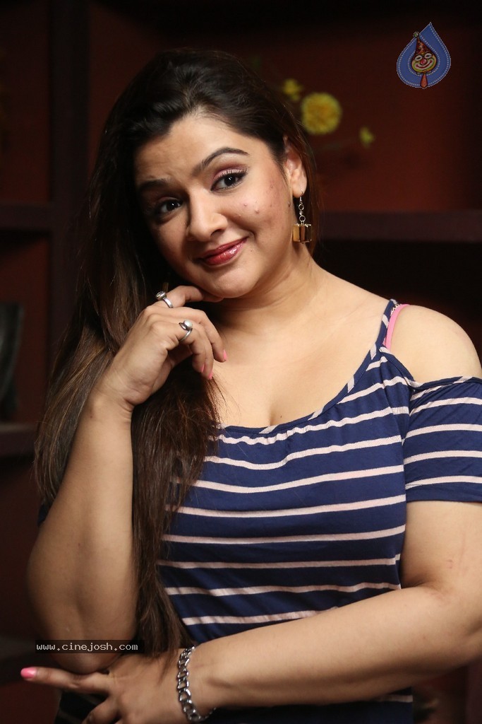 Aarthi Agarwal New Stills - 18 / 52 photos