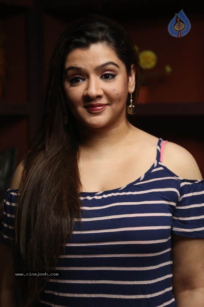 Aarthi Agarwal New Stills - 45 / 52 photos