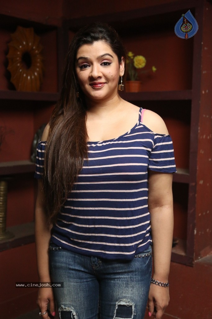 Aarthi Agarwal New Stills - 46 / 52 photos