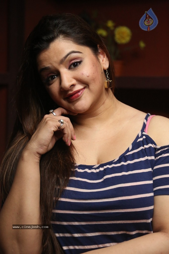 Aarthi Agarwal New Stills - 47 / 52 photos