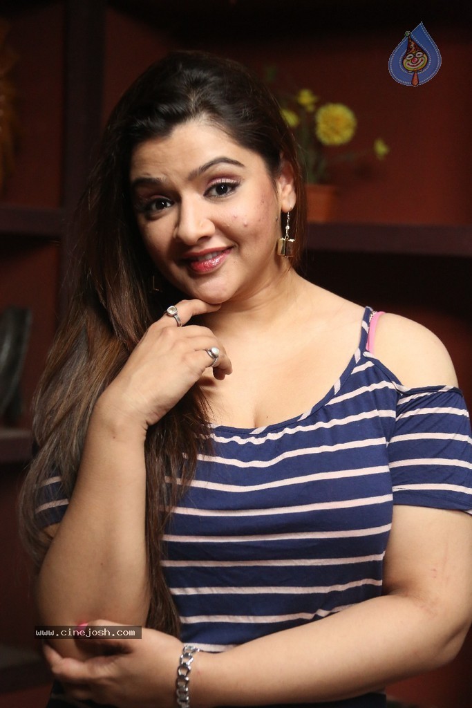 Aarthi Agarwal New Stills - 50 / 52 photos