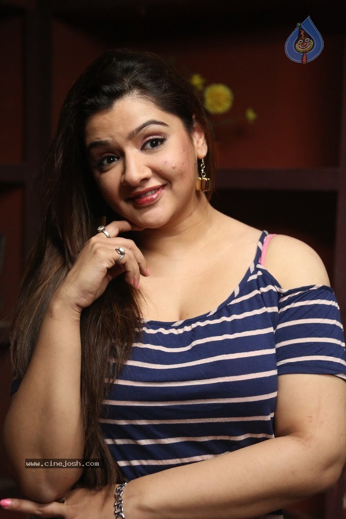 Aarthi Agarwal New Stills - 52 / 52 photos