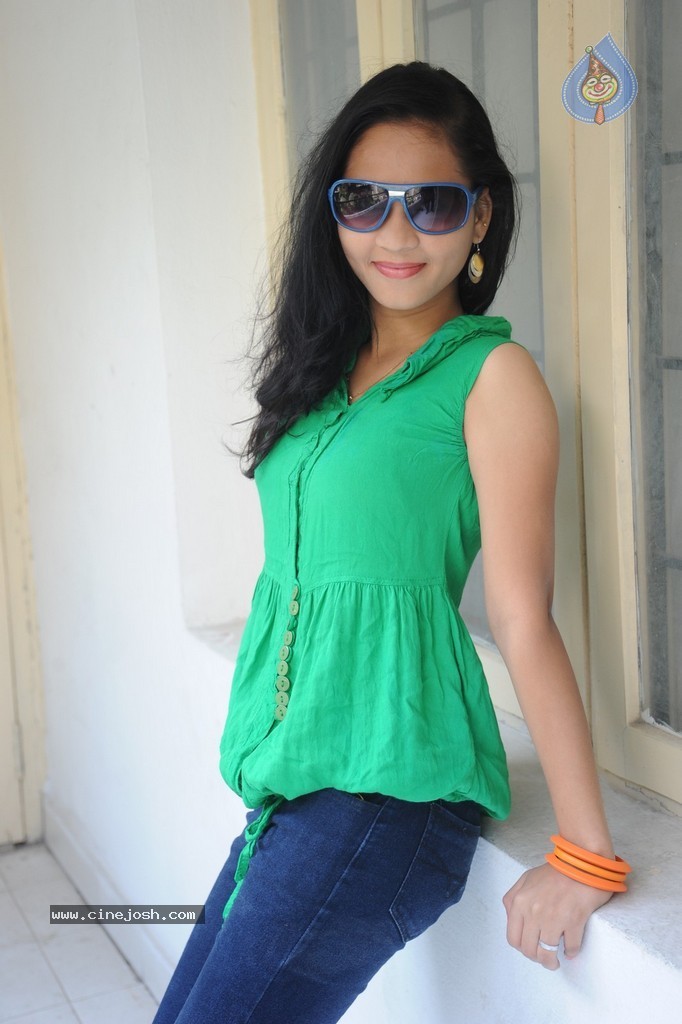 Aasha Hot Stills - 7 / 62 photos