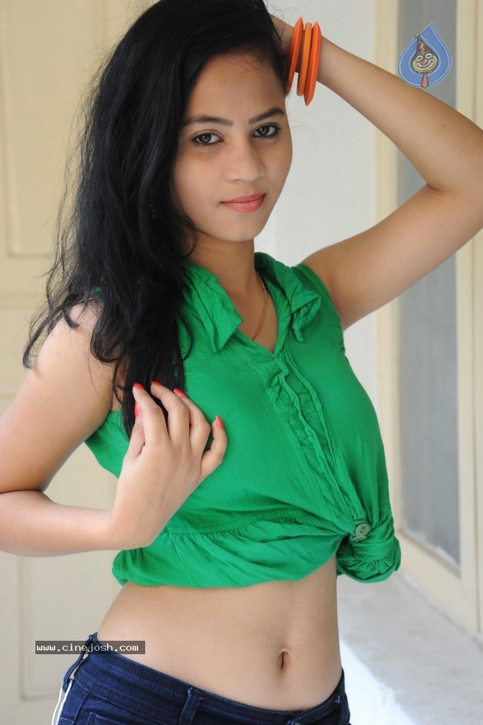 Aasha Hot Stills - 27 / 62 photos