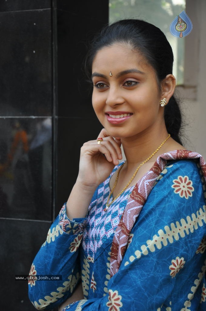 Abhinaya Stills - 11 / 38 photos