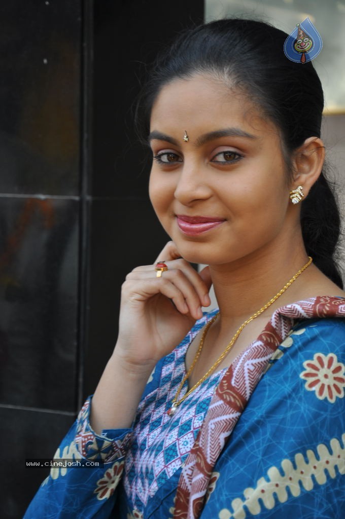 Abhinaya Stills - 12 / 38 photos