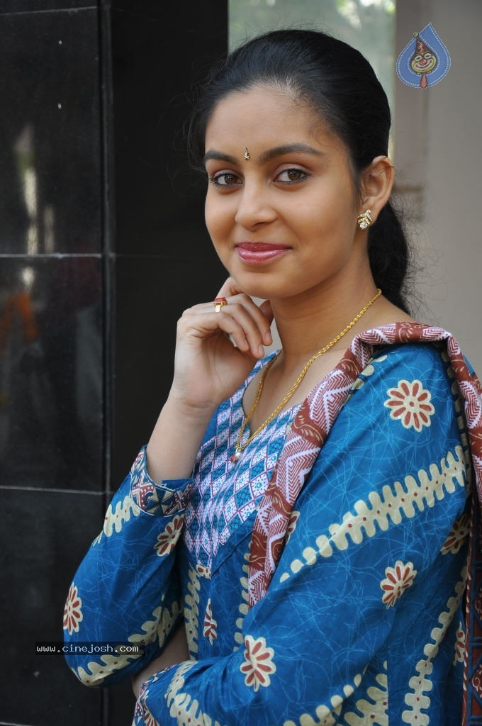 Abhinaya Stills - 16 / 38 photos