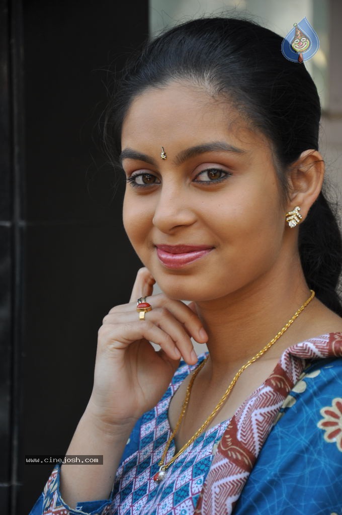 Abhinaya Stills - 17 / 38 photos