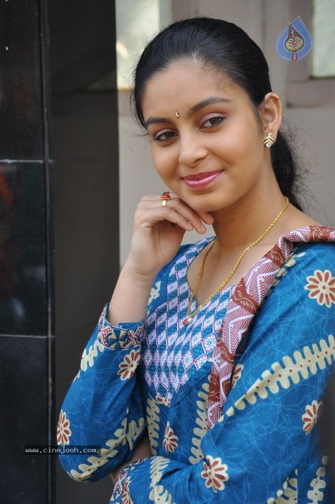 Abhinaya Stills - 30 / 38 photos