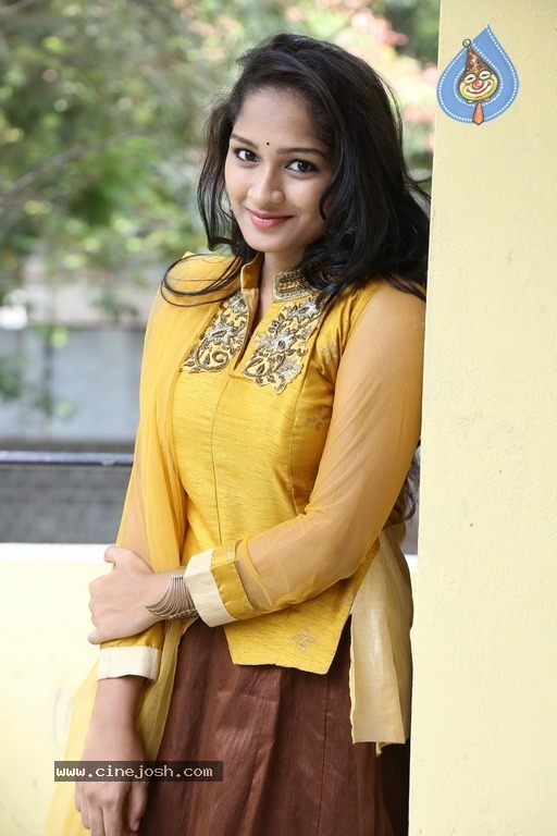 Actress Ambika Photos - 7 / 21 photos