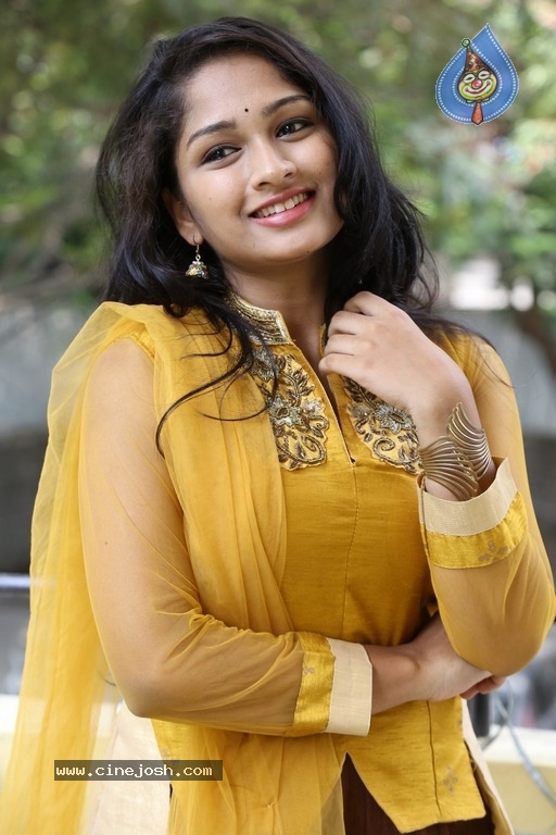 Actress Ambika Photos - 11 / 21 photos