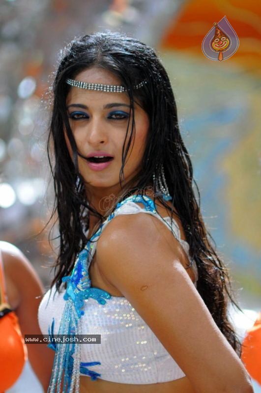 Anushka Spicy Stills - 21 / 32 photos