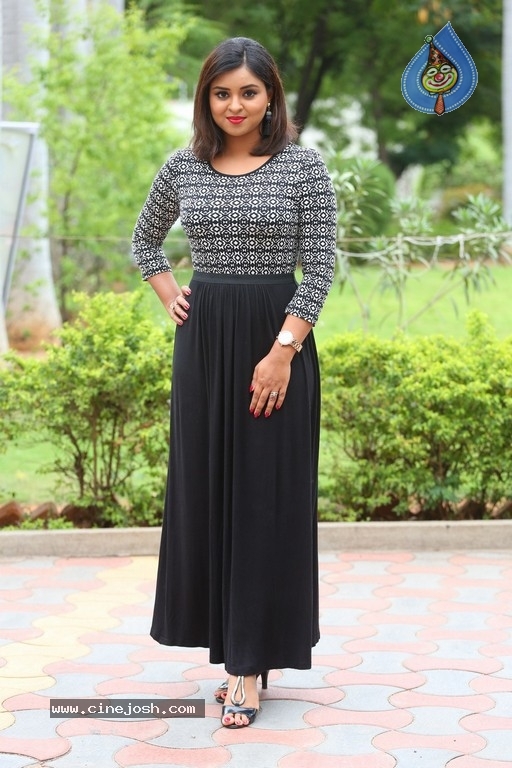 Actress Deepthi Images - 4 / 14 photos