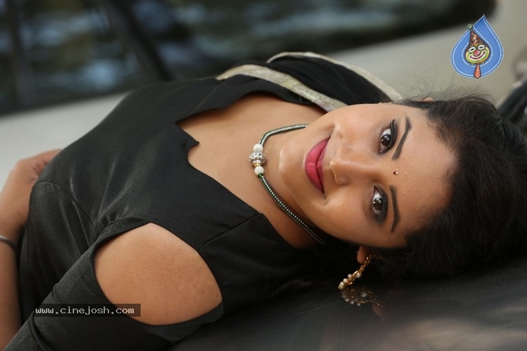 Actress Himansee Chowdary Photos - 15 / 21 photos