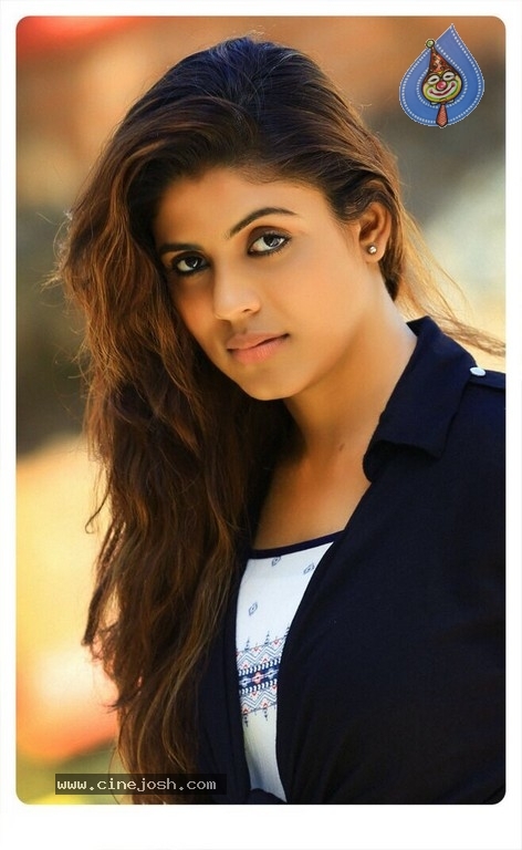 Actress Iniya Photoshoot - 1 / 6 photos