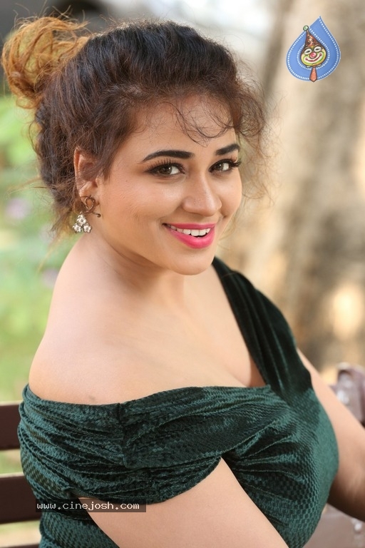 Actress Jayathi Photoshoot - 4 / 21 photos