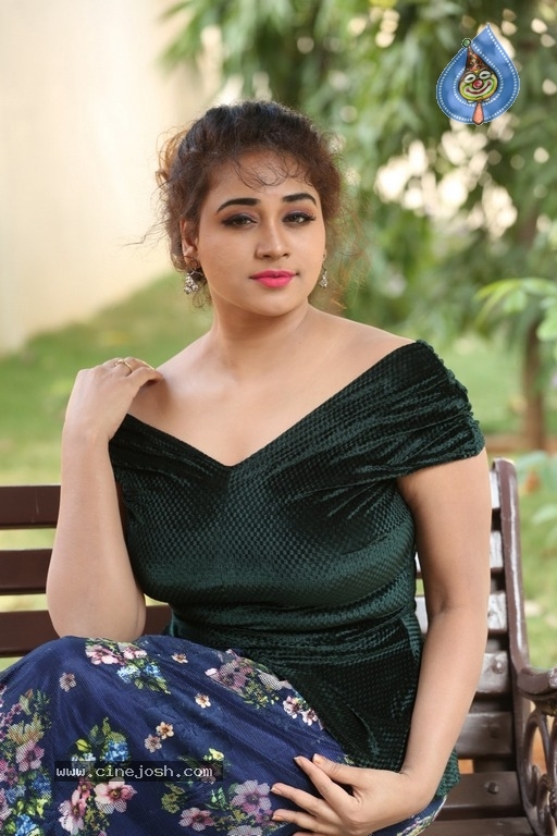 Actress Jayathi Photoshoot - 6 / 21 photos