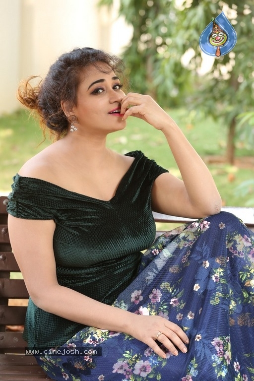 Actress Jayathi Photoshoot - 14 / 21 photos