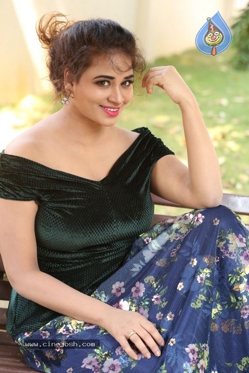 Actress Jayathi Photoshoot - 16 / 21 photos