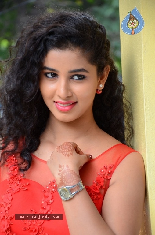 Actress Pavani Photos - 11 / 18 photos