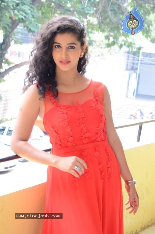 Actress Pavani Photos - 15 / 18 photos