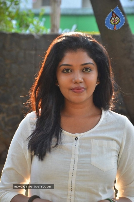 Actress Riythvika Photoshoot - 7 / 12 photos