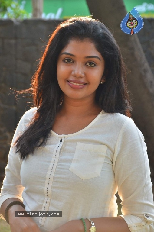 Actress Riythvika Photoshoot - 8 / 12 photos