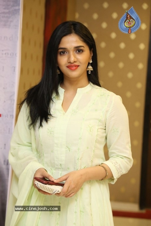 Actress Sunaina Images - 1 / 12 photos