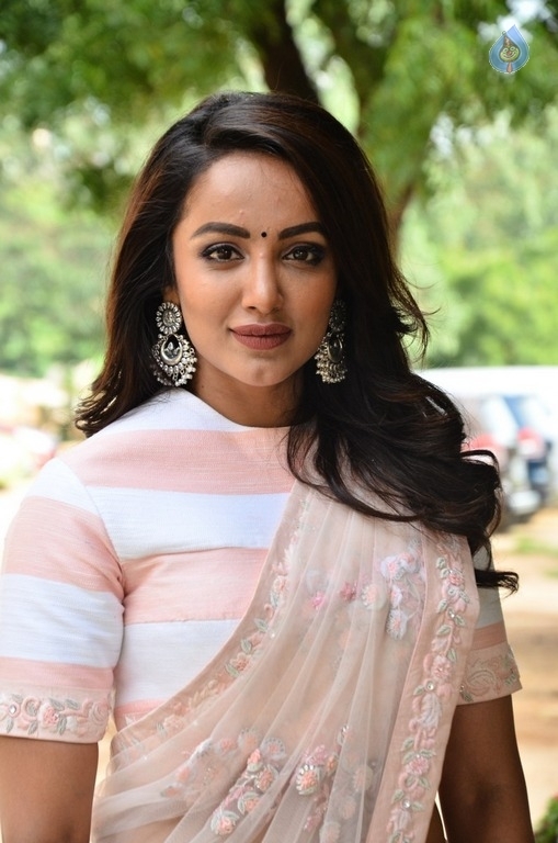 Actress Tejaswi Madivada Photos - 13 / 18 photos