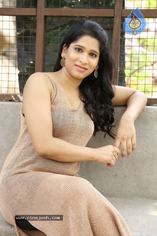 Actress Yamini Photoshoot - 10 / 21 photos