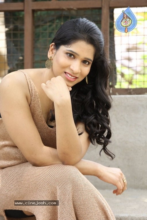 Actress Yamini Photoshoot - 15 / 21 photos