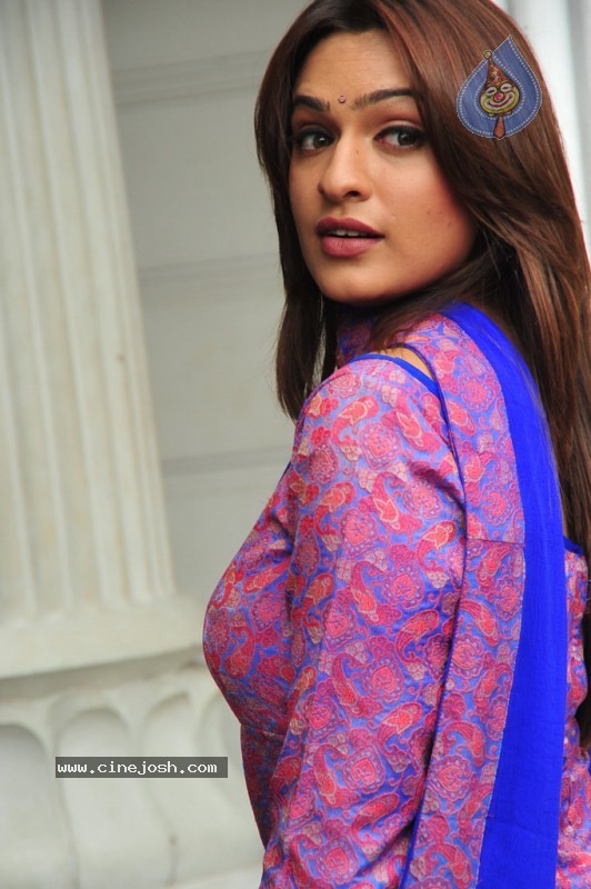 Aditi Agarwal New Stills - 22 / 37 photos