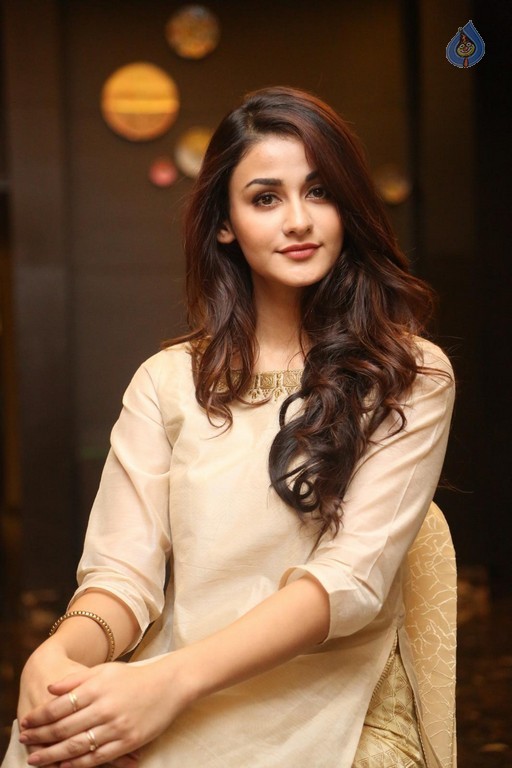 Aditi Arya Images - 22 / 34 photos