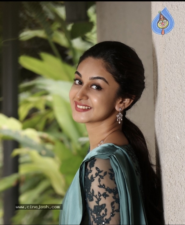 Aishwarya Arjun Stills - 10 / 11 photos