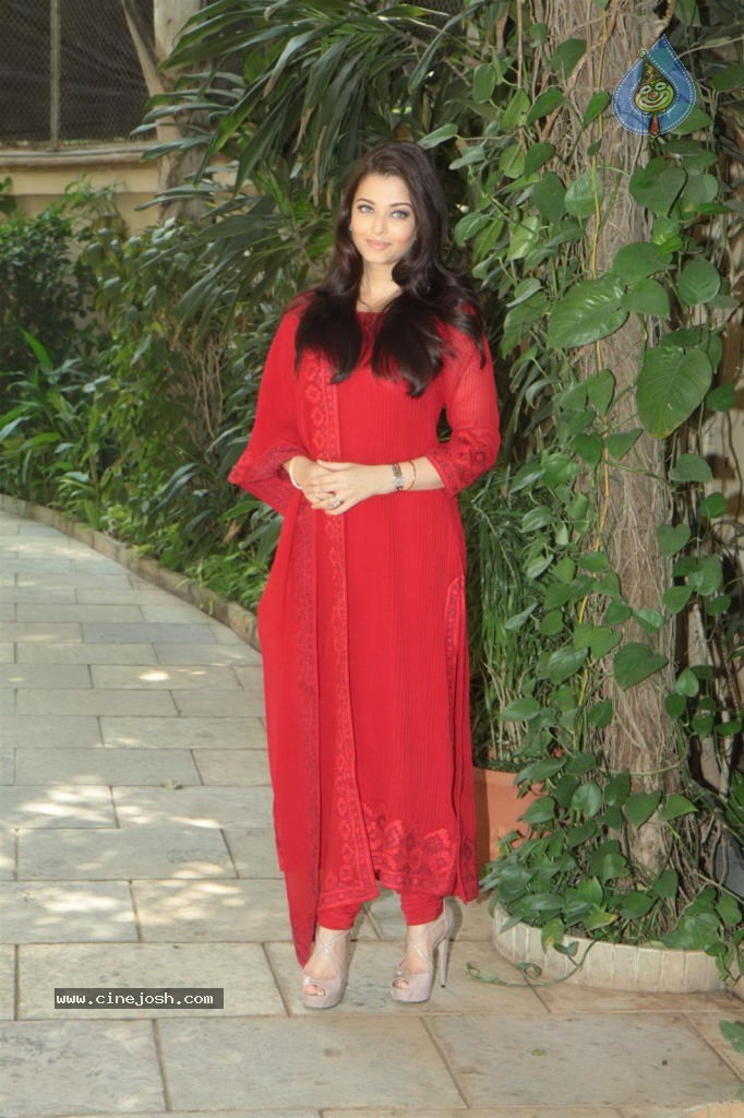 Aishwarya Rai Photos - 41 / 57 photos