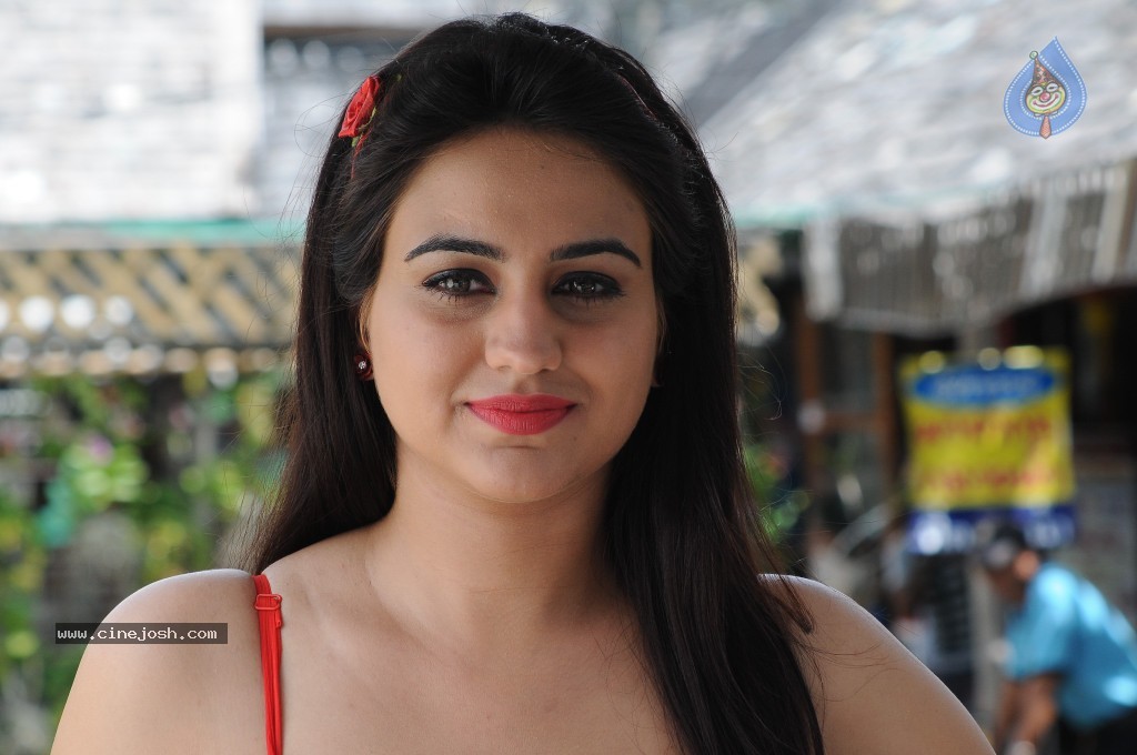 Aksha Hot Gallery - 4 / 66 photos