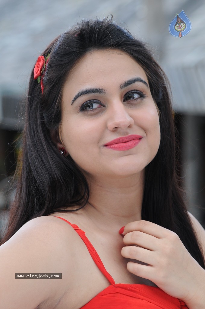 Aksha Hot Gallery - 16 / 66 photos