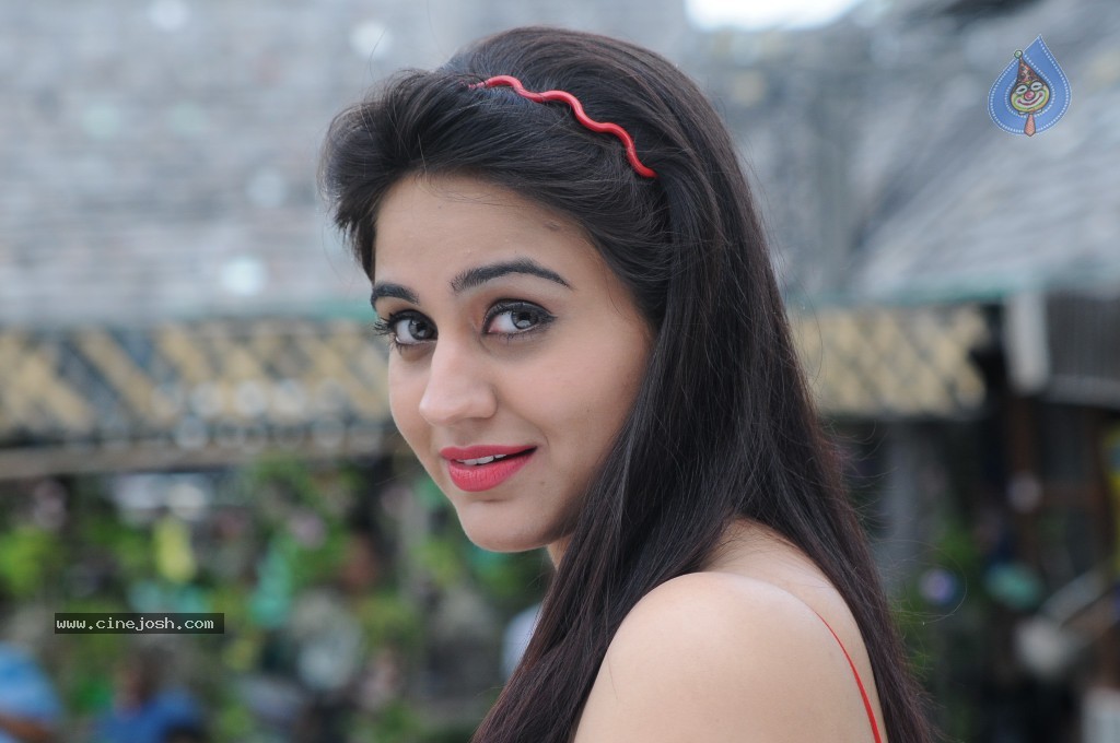 Aksha Hot Gallery - 18 / 66 photos