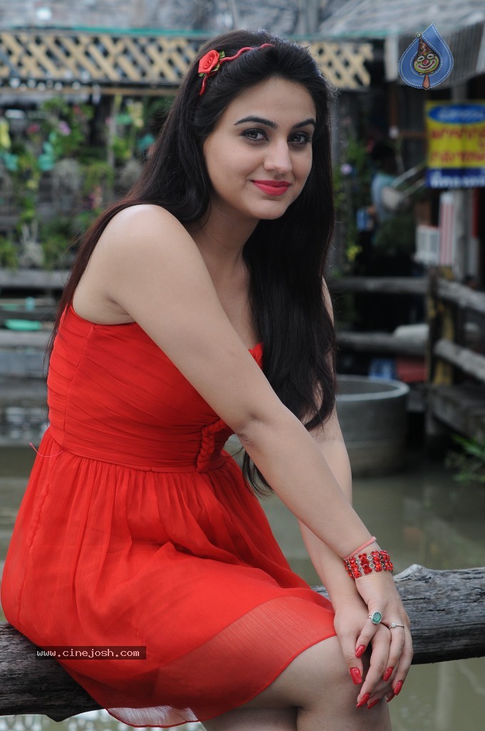 Aksha Hot Gallery - 26 / 66 photos