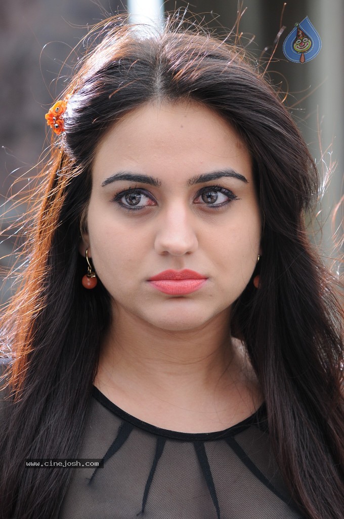 Aksha Hot Gallery - 27 / 66 photos