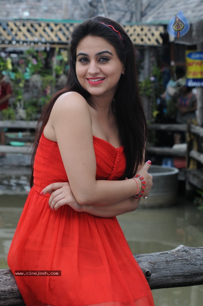 Aksha Hot Gallery - 30 / 66 photos