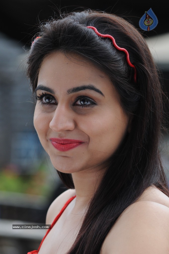 Aksha Hot Gallery - 32 / 66 photos