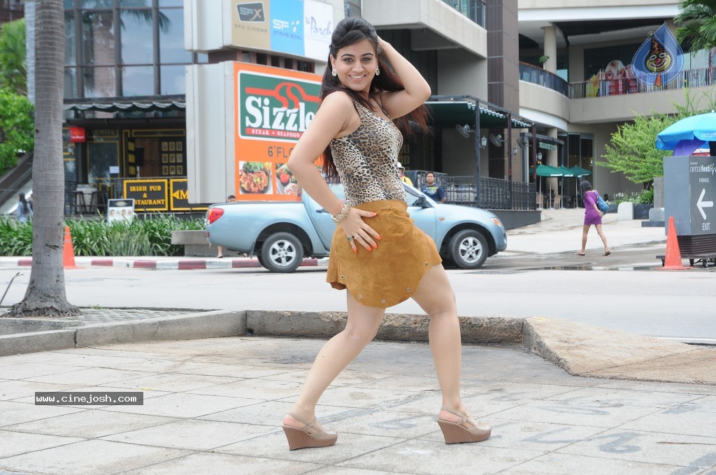 Aksha Hot Gallery - 41 / 66 photos