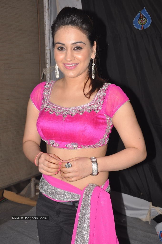 Aksha Hot Gallery - 30 / 53 photos