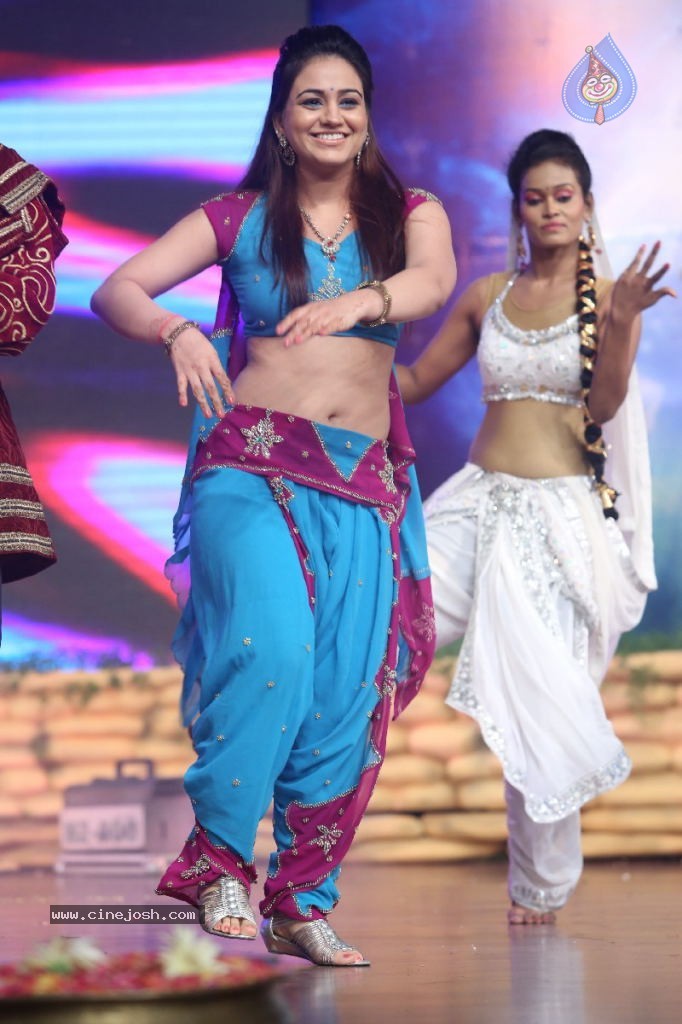 Aksha Hot Photos - 2 / 70 photos