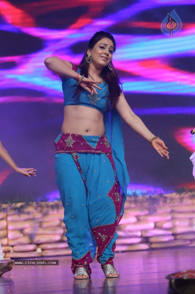 Aksha Hot Photos - 5 / 70 photos