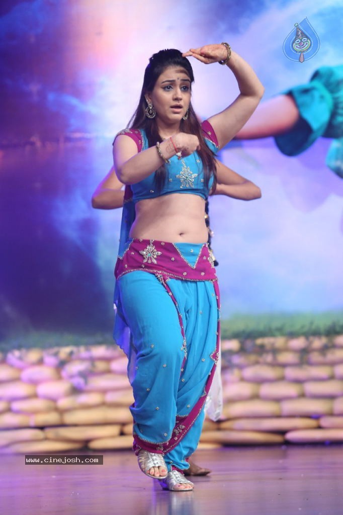 Aksha Hot Photos - 25 / 70 photos