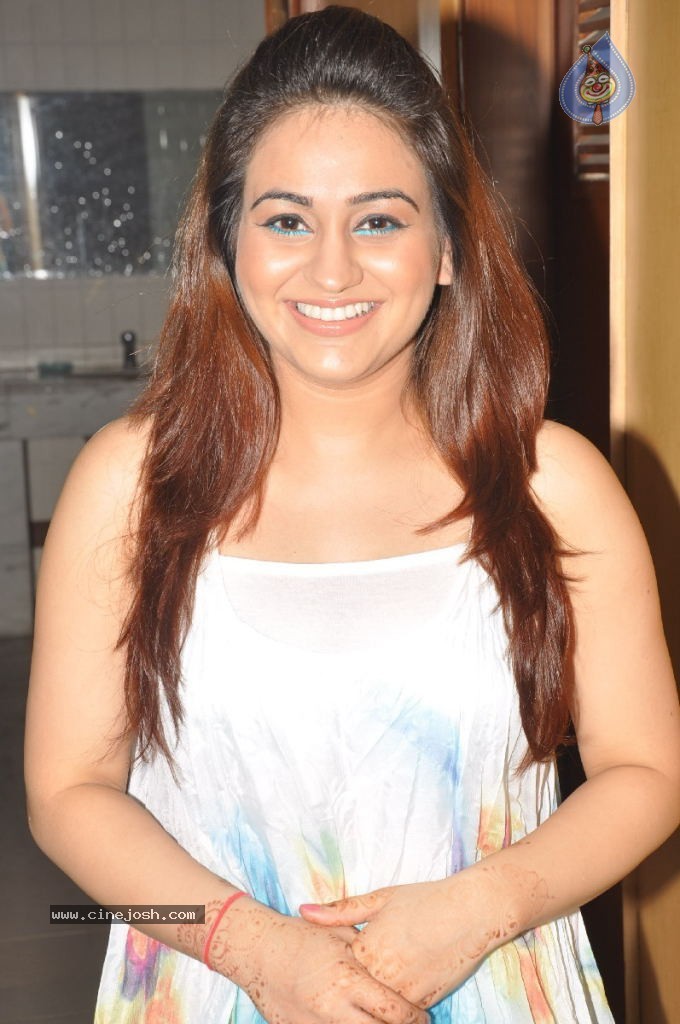 Aksha Hot Photos - 27 / 70 photos