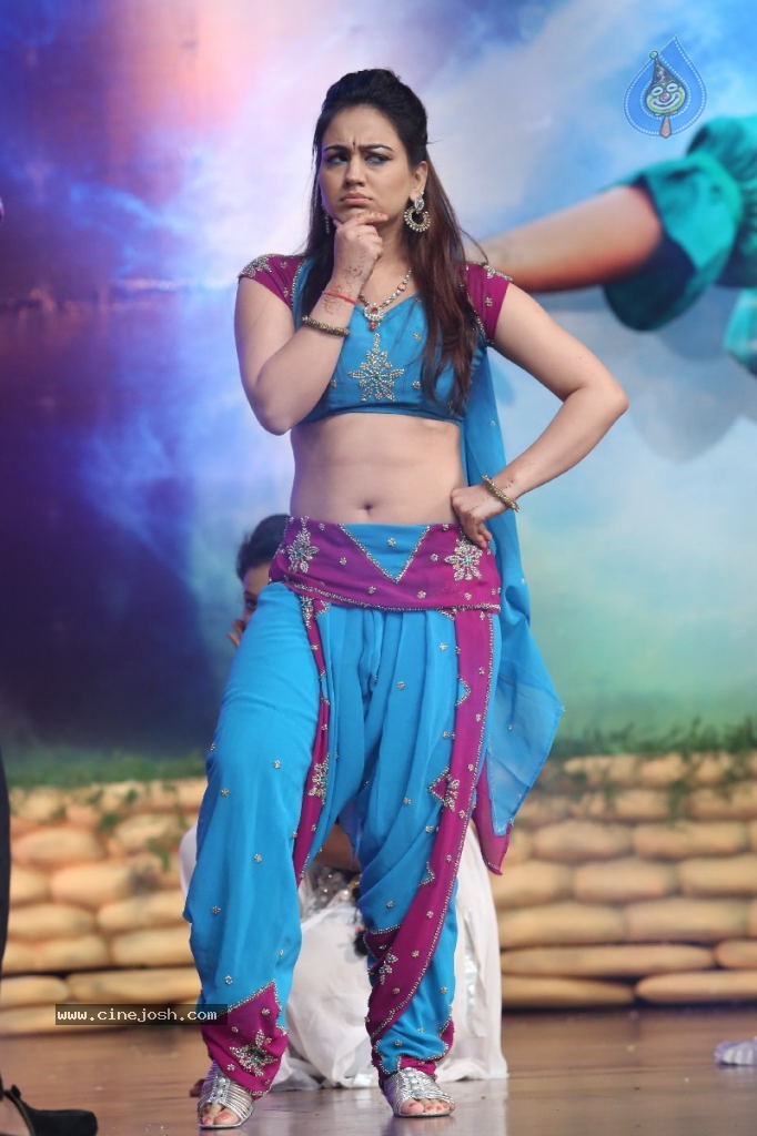 Aksha Hot Photos - 31 / 70 photos